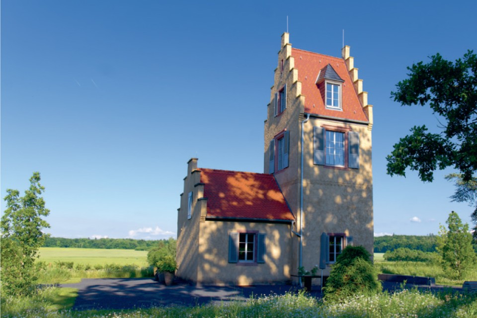 Historisches Bauwerk als Hüter aktueller Kunst. Der „Spanische Turm“ in Darmstadt